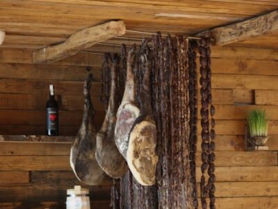 Vlees aan de lucht drogen in de rustieke eetkamer in Mullixhiu in de Albanese hoofdstad, Tirana