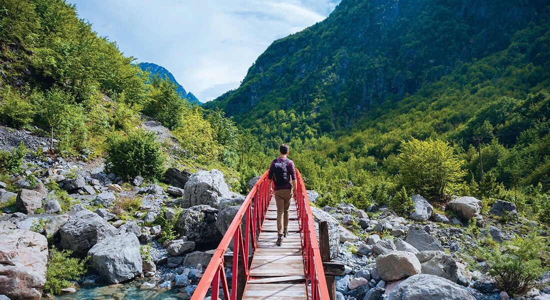 Brug over een rivier in de balkan gebergte