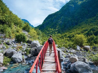 GettyImages-748335969 Brug over een rivier in de balkan gebergte