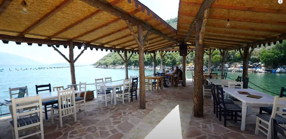 Prachtig uitzicht en een glas witte wijn.