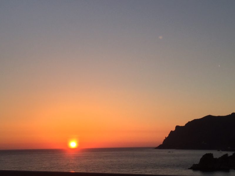 De zonsondergang in Albanië kan zo magisch zijn.