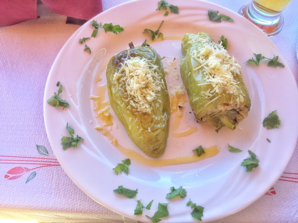 Gevulde paprika's met rijst. Albanees gerecht.