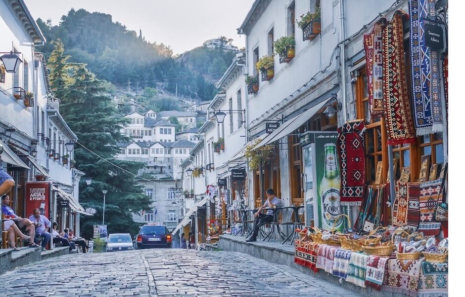Bazaar straatjes in Gjirokaster, Unesco stad, Albanië.