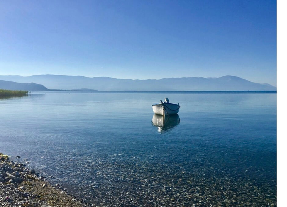 Het meer van Ohrid, een oase van rust. Pogradec, Albanië.