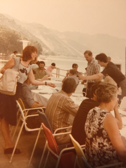 Pogradec, 1981, Nederlandse groep aan het diner, reisleidster (links) rekent de drankjes af