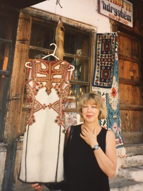 Kruja, 1995, aanschaf folkore jas uit de Mirdita in de Ottomaanse bazaar