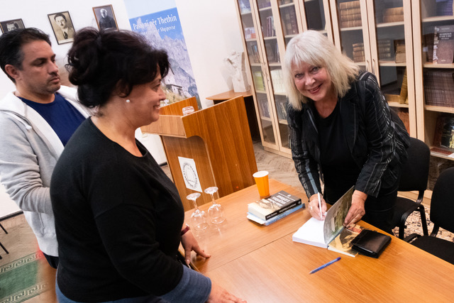 Shkodra, 2018, Gerda Mulder, signeren Albanese vertaling van het Theth boek