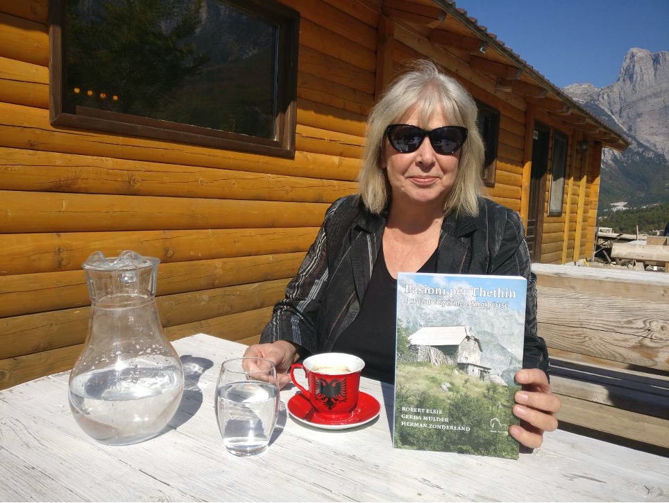 Theth, 2018, koffie in restaurant Parajsa met de Vervloekte Bergen op de achtergrond