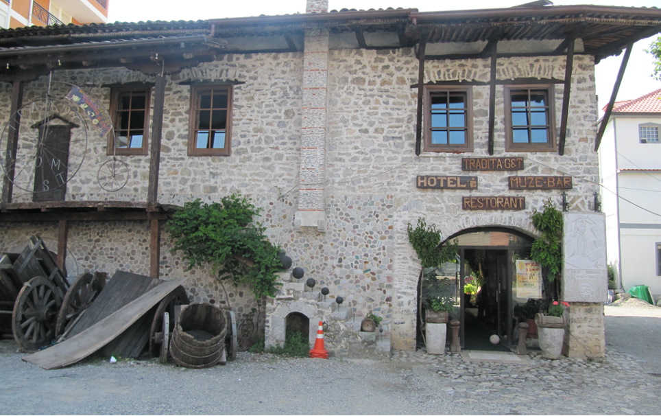 Entree van Hotel Tradita in Shkodra in 2016.