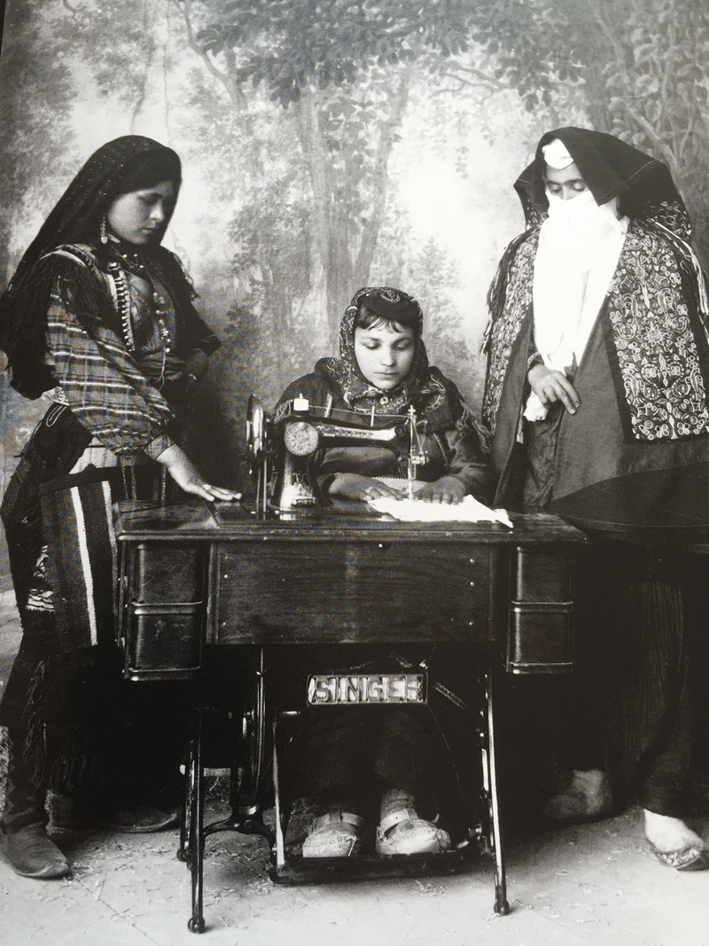 Een katholieke gesluierde vrouw (rechts) leert twee bergbewoonsters de werking van de naaimachine, foto Kel Marubi, 1890-1919