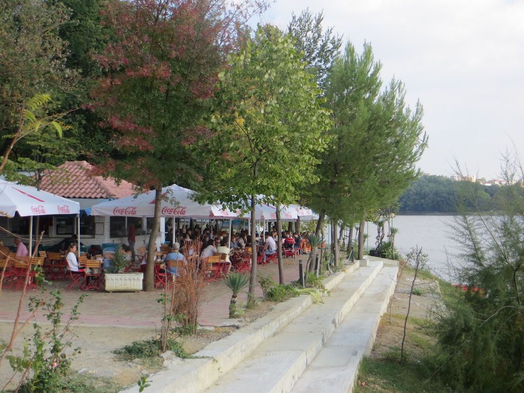 Restaurant aan het meer van Tirana.