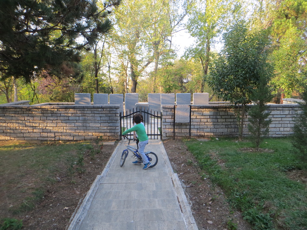 Duits kerkhof in het Grote Park van Tirana.