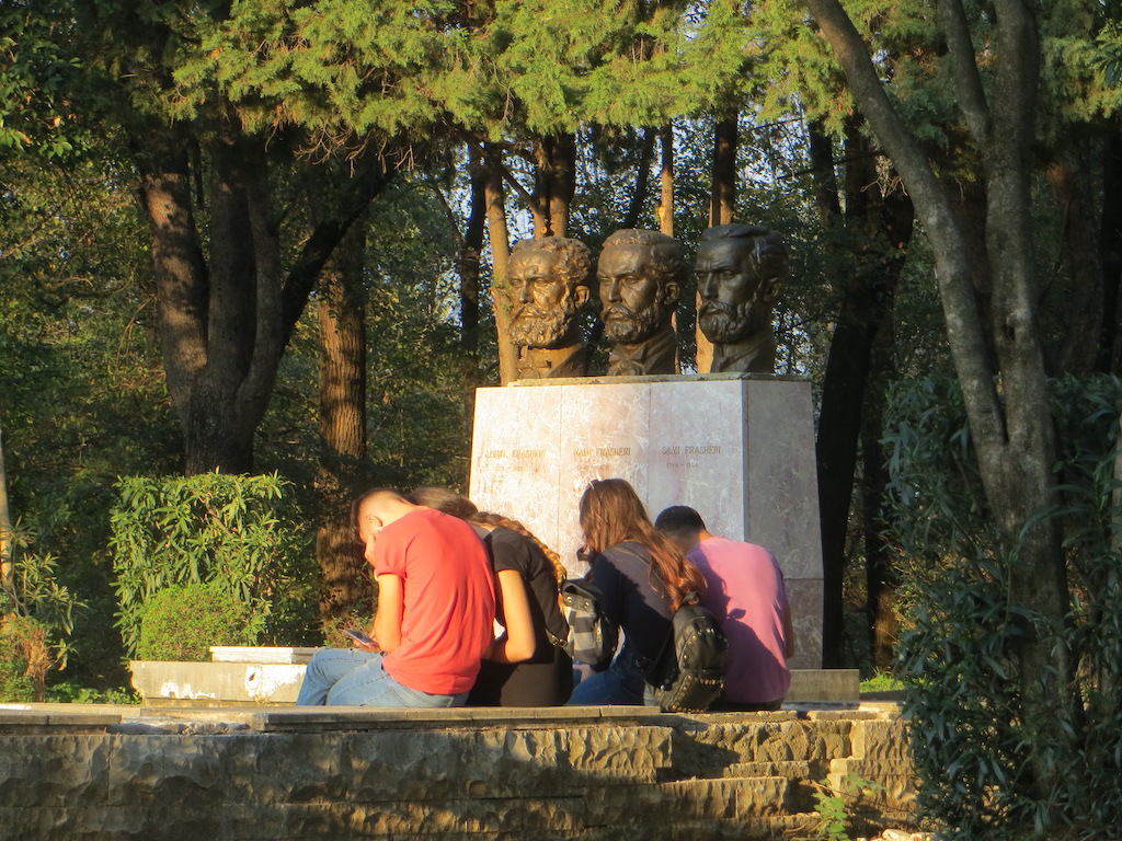 De gebroeders Frasheri in beeld.