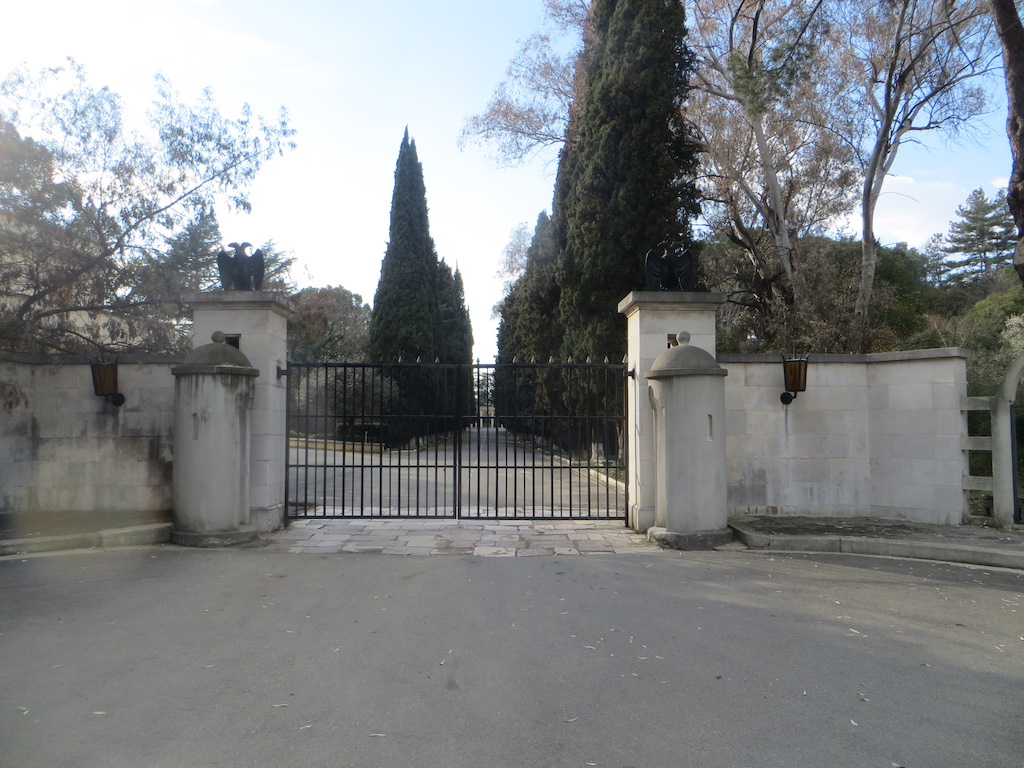 Ingang van Paleis van Brigada, in het Grote Park van Tirana.
