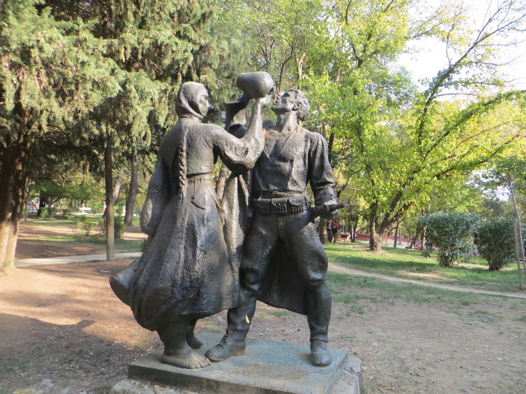 Beeld van sociaal realisme in het Grote Park van Tirana.