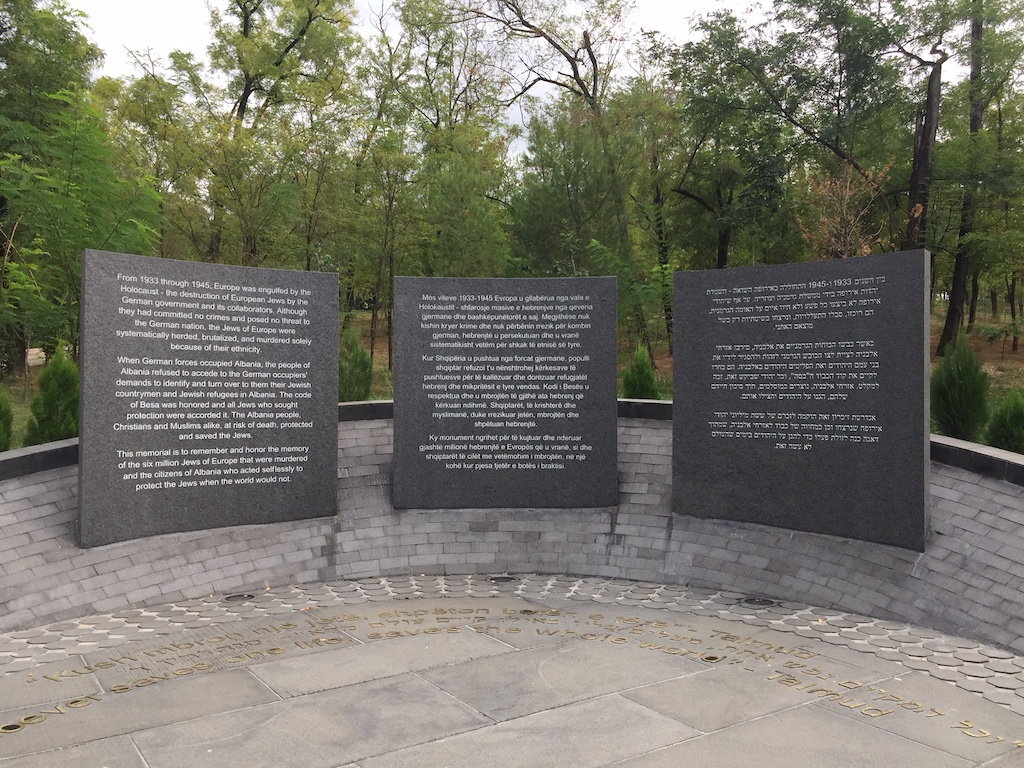 Joods monument in het Grote Park van Tirana.