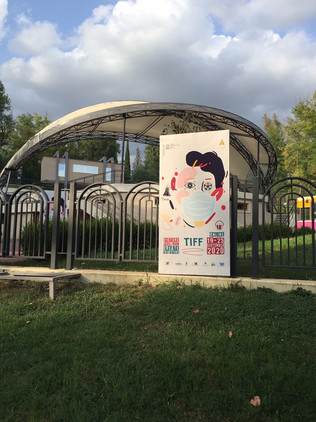 Het vernieuwde amfitheater van het Grote Park van Tirana.