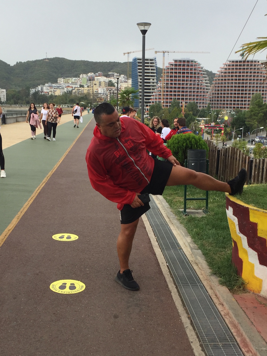 Sporter in het Tirana_park. Let op de nieuwe torens op de achtergrond.