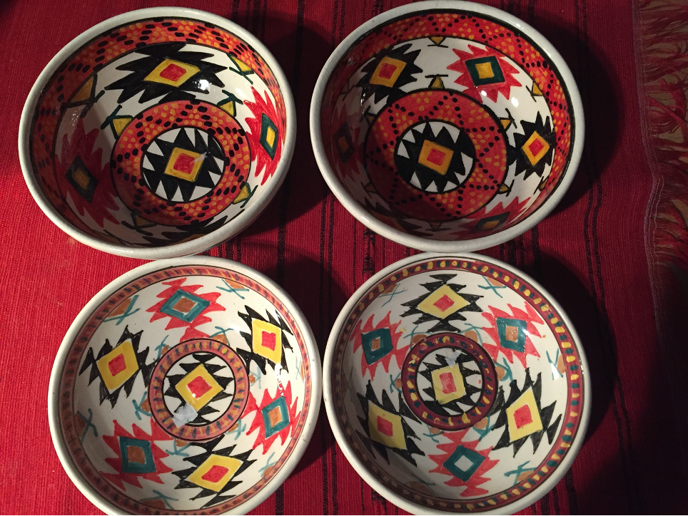 Schaaltjes met Albanese motieven uit Vasili's pottenbakkerij.