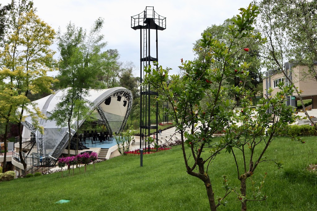 Het vernieuwde amfitheater van het Grote Park van Tirana, zijaanzicht.