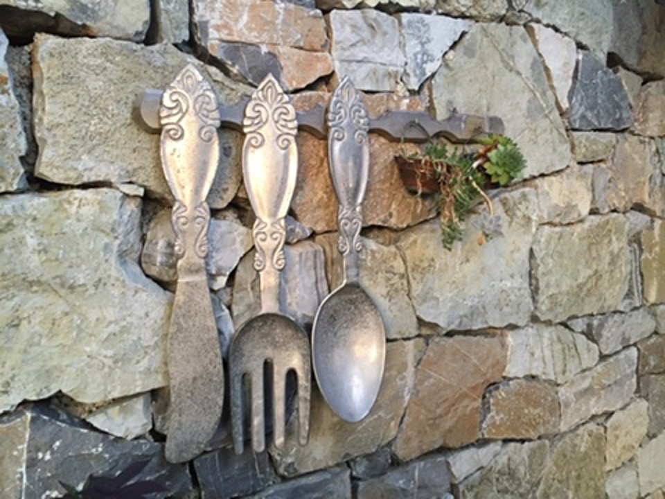 Mrizi i Zanave versiert de muren met vormen van traditioneel bestek