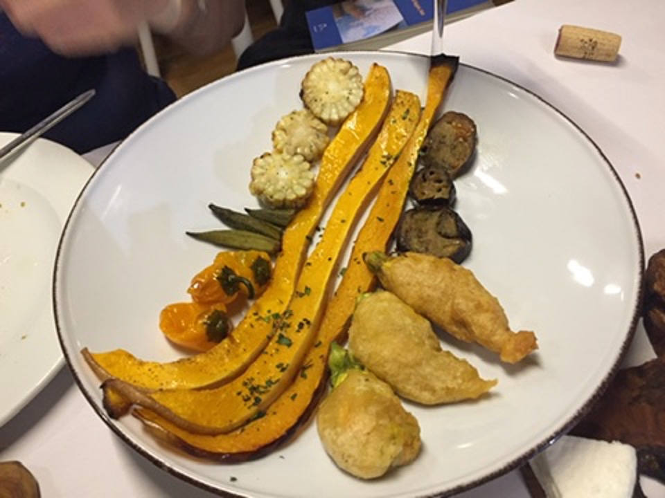 Voorgerecht met gegrilde groente bij Mrizi i Zanave.