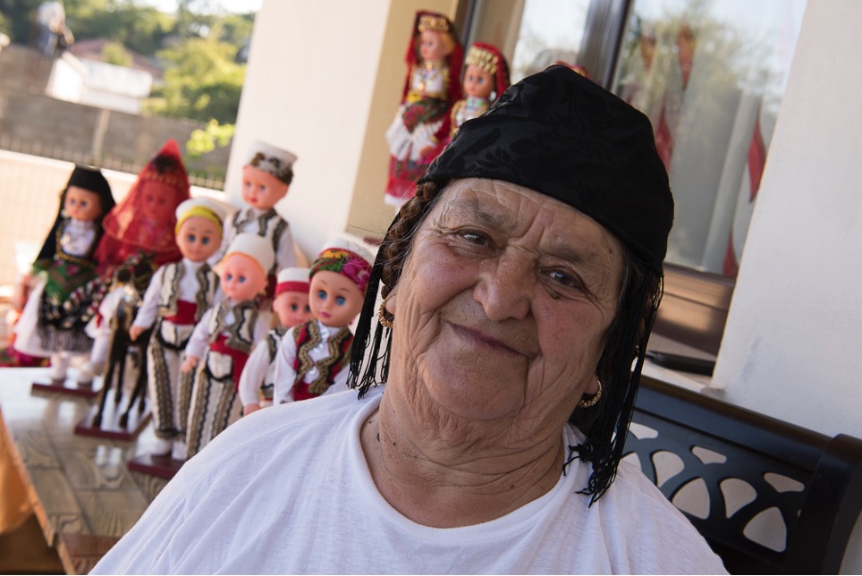 Martina Tuci uit Nderfusha verkoopt poppen.