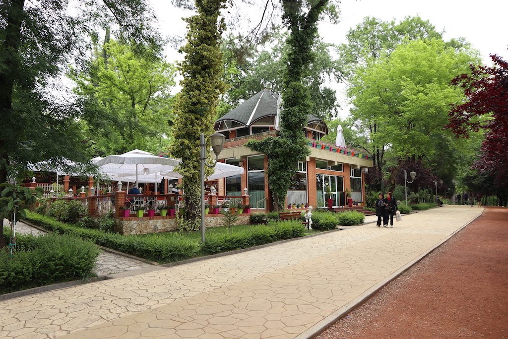 Restaurant in het Grote Park van Tirana.