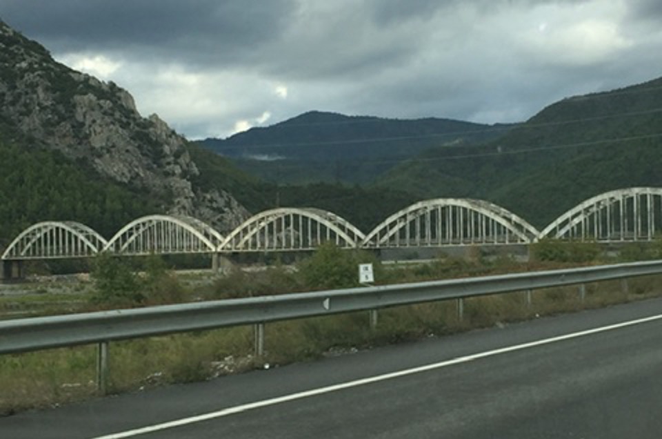 Ijzeren brug uit 1928, bekend als de brug van Koning Zog, die jarenlang de verbinding vormde met het noorden. Sinds 2010 gesloten.