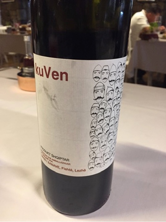 Rode wijn van Mrizi i Zanave eigen wijnkantine.