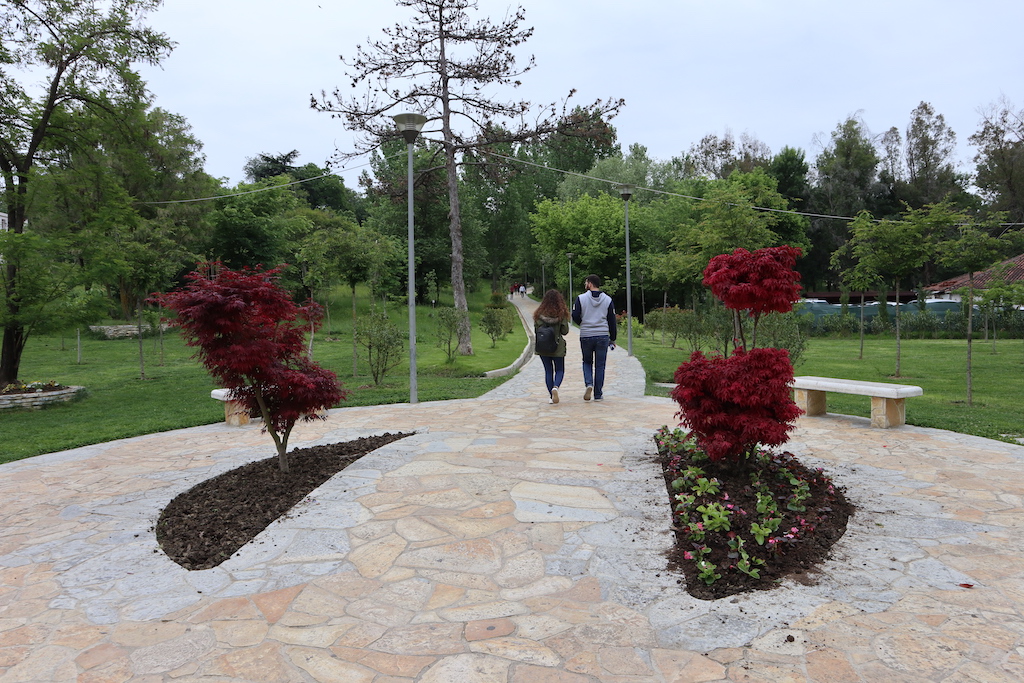 Wandelpaden in het park van Tirana. Er wordt hard gewerkt om bloemetjes te planten.