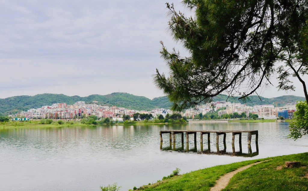 Het kunstmeer van Tirana met in het achtergrond nieuwe buurten die tijdens het communisme niet bestonden.