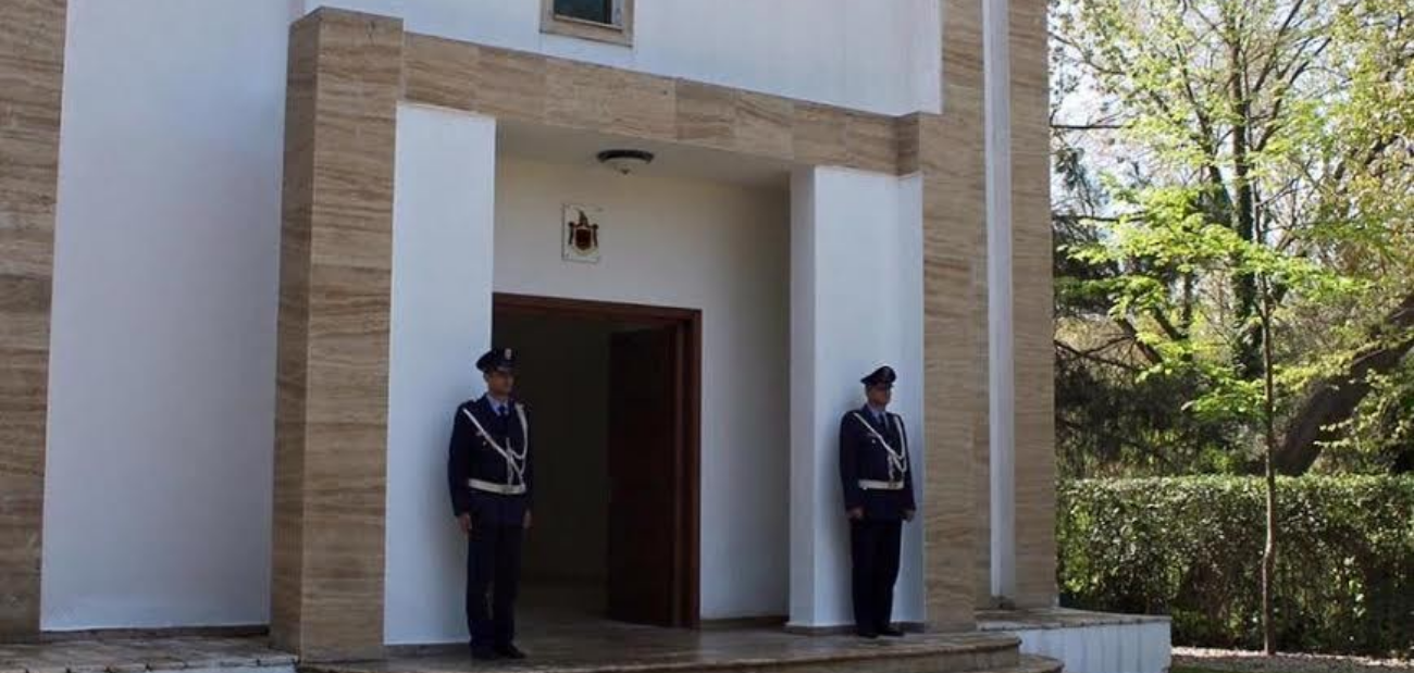 Het mausoleum van de koninklijke familie in het Grote Park van Tirana.