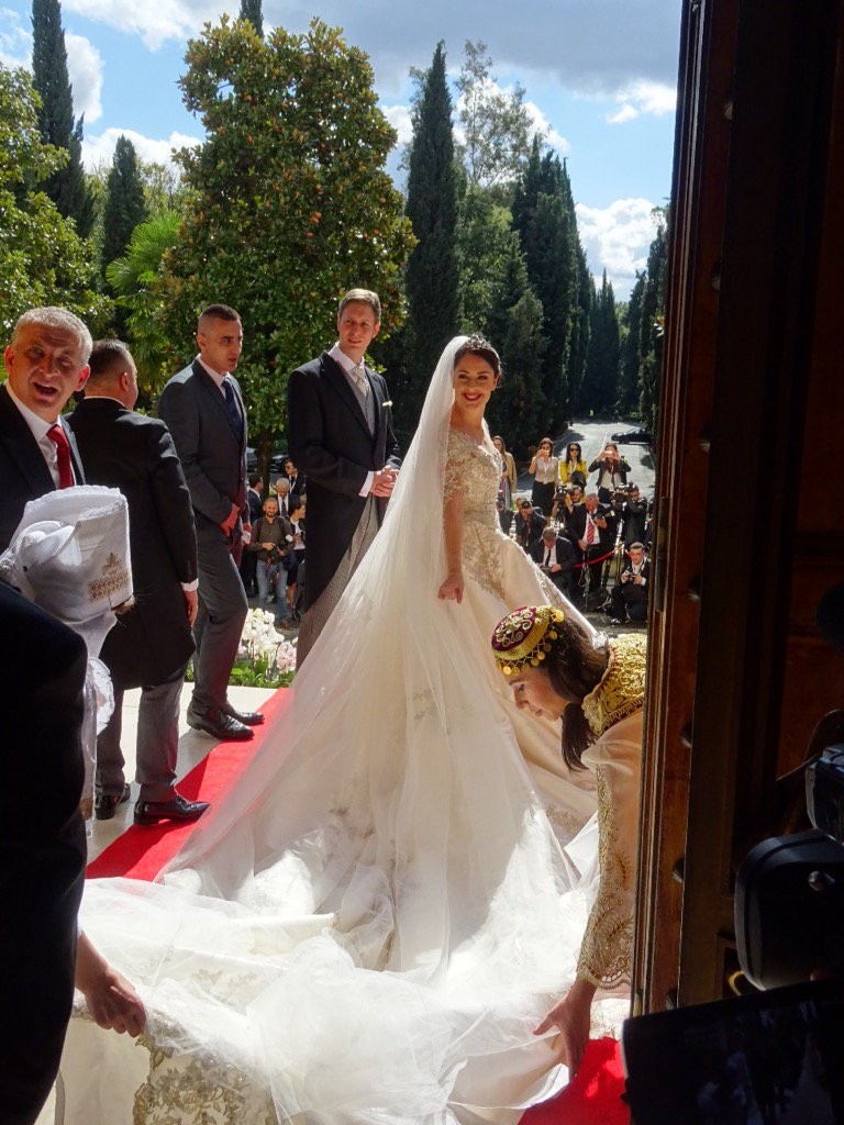 Het pasgetrouwde koninklijke paar bij het Paleis van Brigadave.