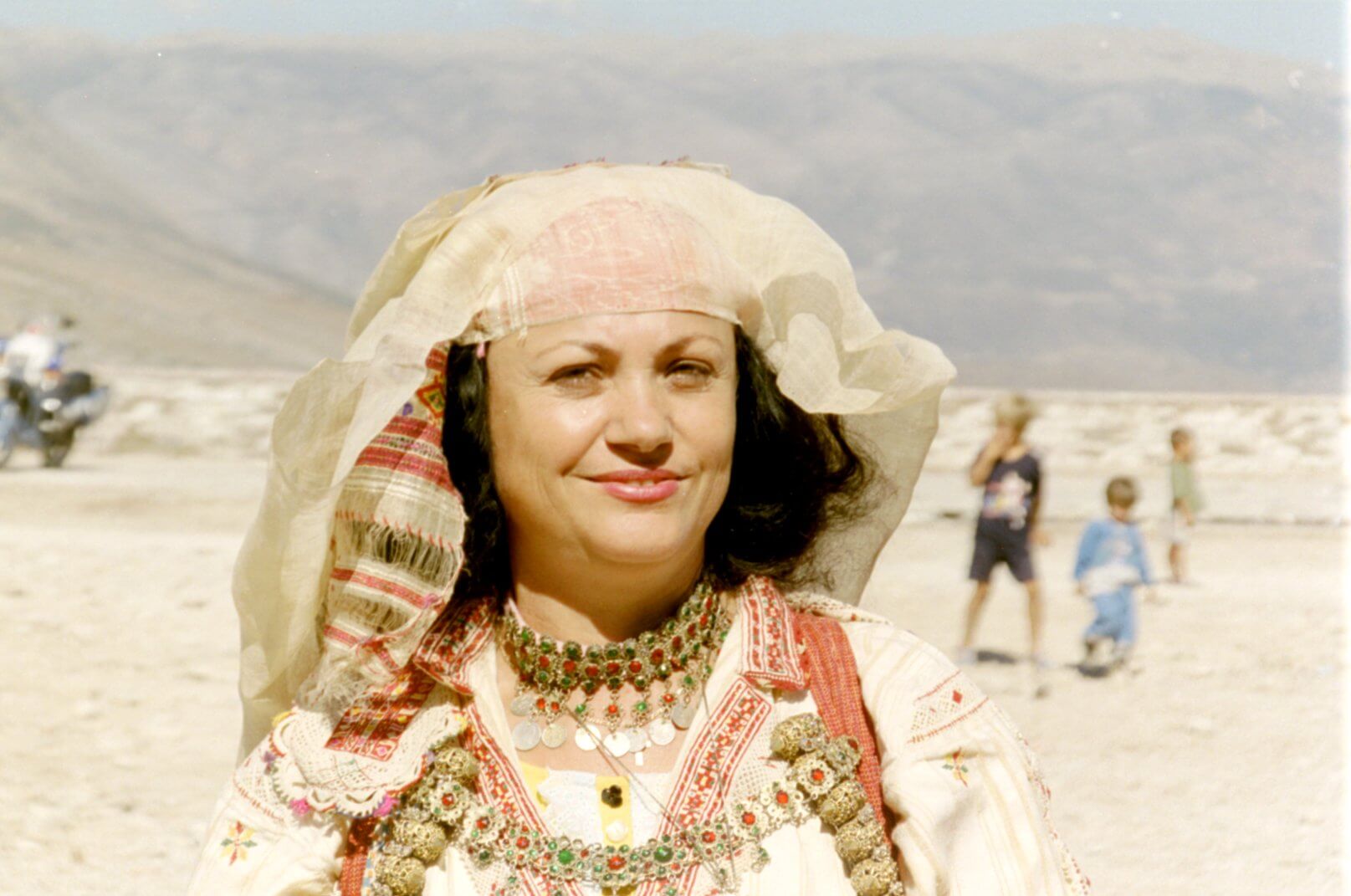 De juwelen en klederdracht van de Mirdita regio met trots en charme getoond.