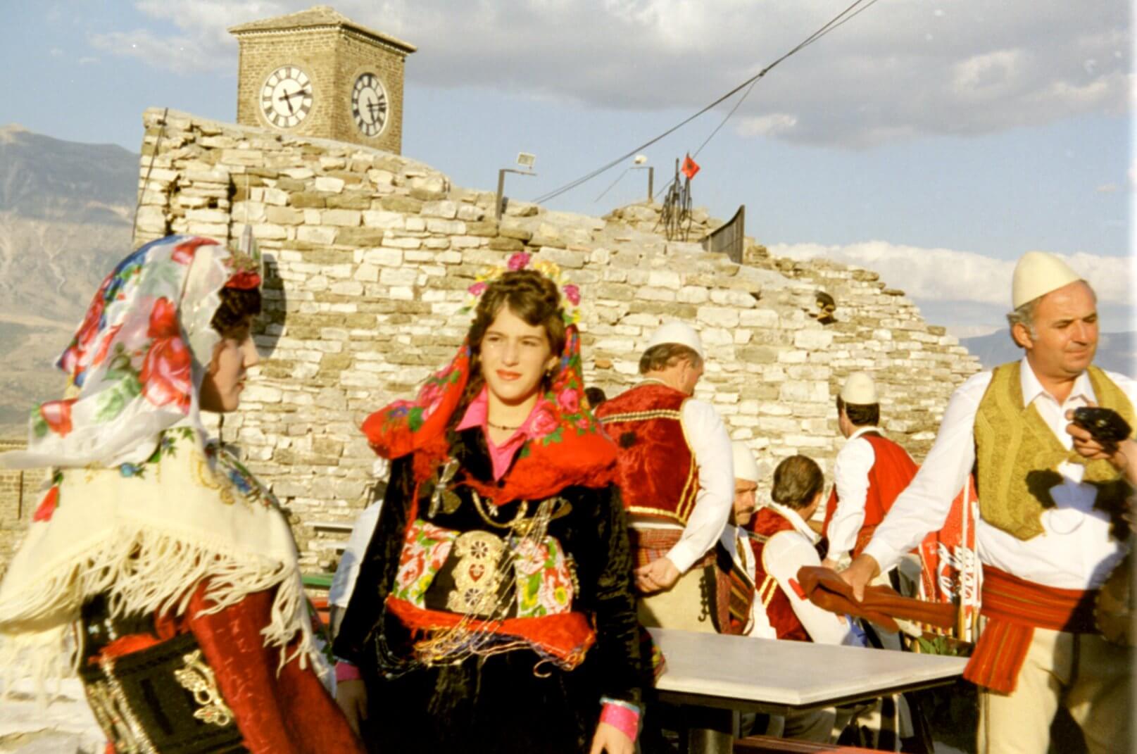 Deelnemers van het Folklore Festival van Gjirokastra tussen hun optredens.