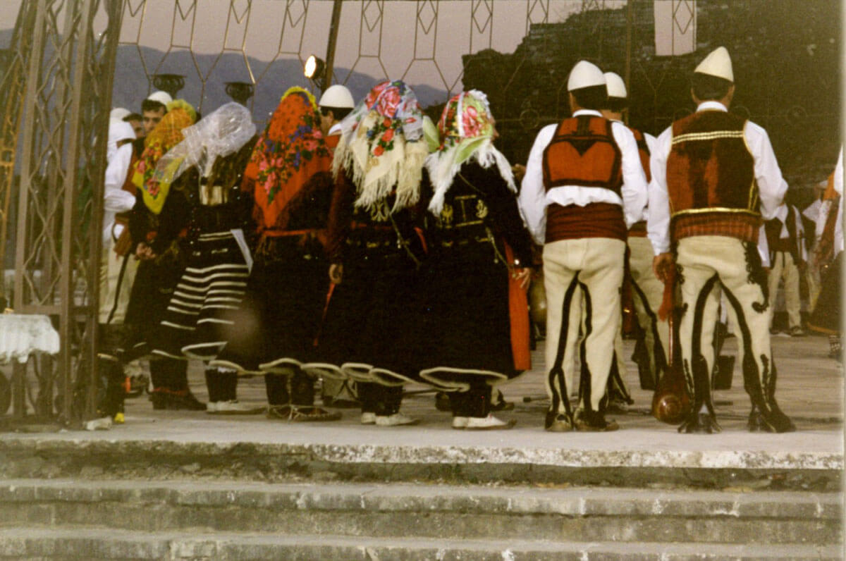 Een groep uit het noorden van Albanië, dames gekleed in xhubleta's en kleurige hoofddoeken en de mannen in hun 'malsorë' klederdracht.