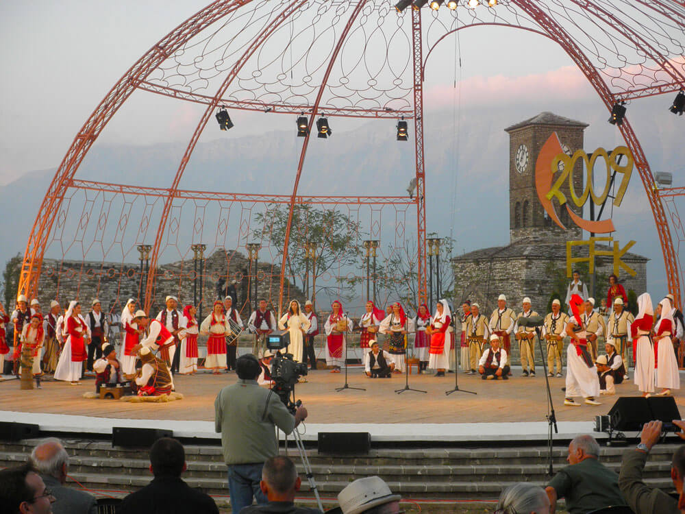 Optreden van een groep dansers tijdens het Gjirokastra Folklore Festival in 2009.
