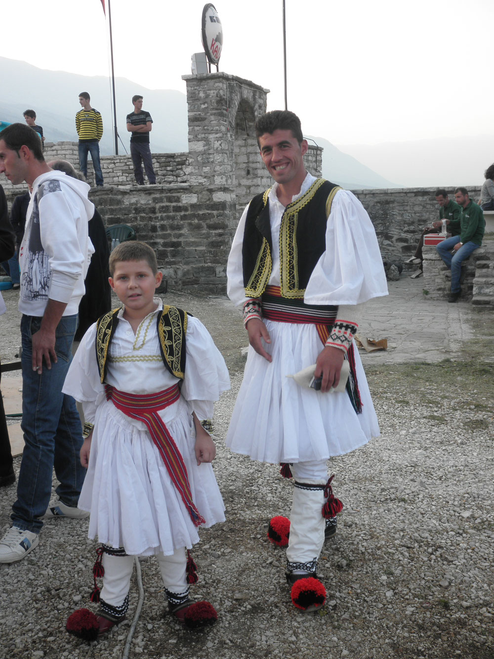 Zo vader, zo zoon. De klederdracht van het zuiden voor mannen; Dropulli kostuums ook bekend met de naam fustanella.
