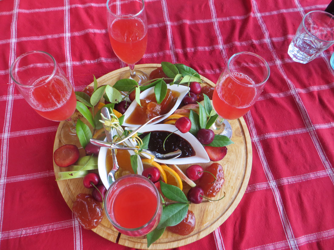 Dessert in Kantine Enol: Glazen pruimensap met schijfjes fruit en hausse (pruimengelei)