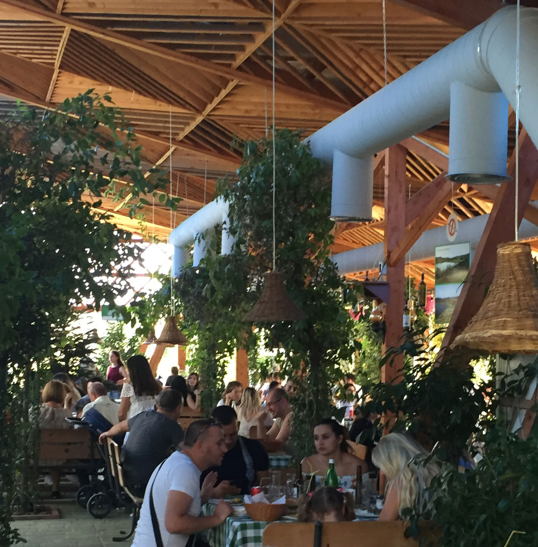 Drukte in de tropische plantenkas-restaurant