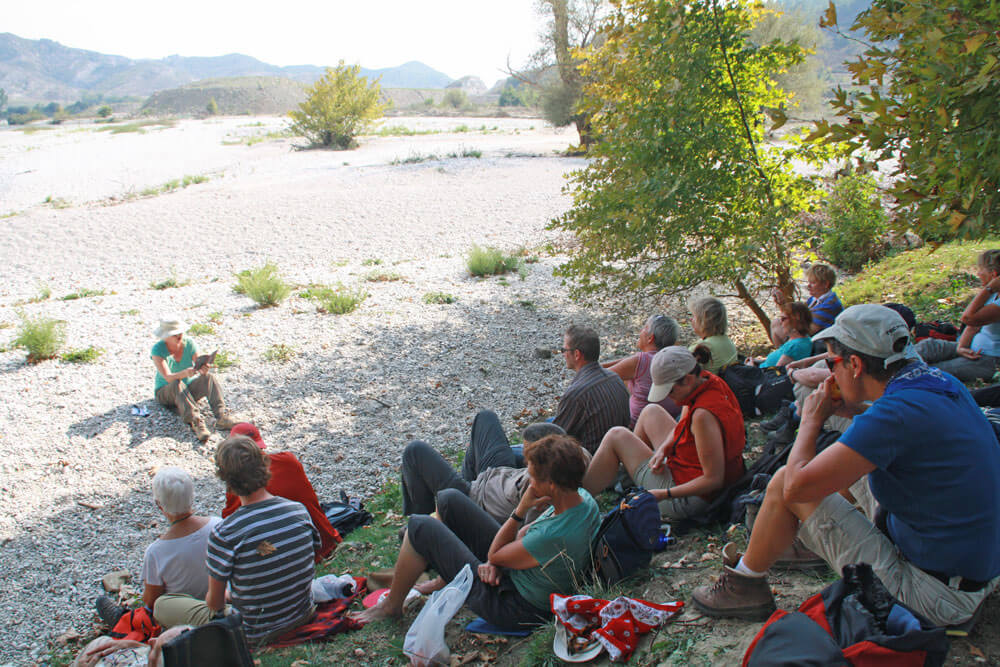 Tessa leest voor bij rivier Drinos tussen Gjirokastra en Tepelena.