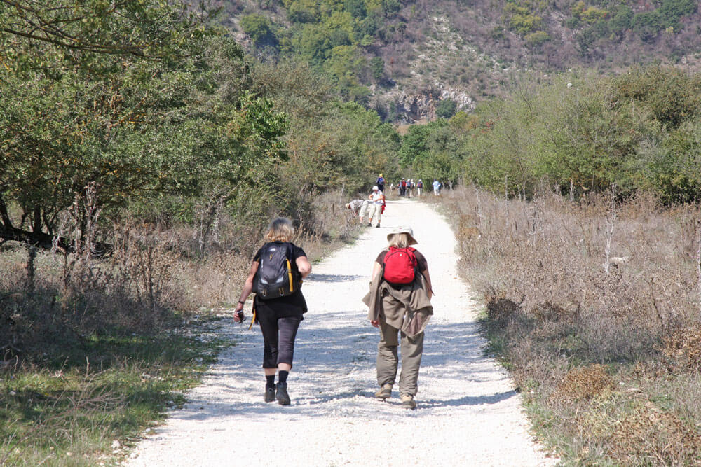 Wandeling bij de grens tussen Griekenland en Albanie. Op de foto Tessa de Loo en Gerda Mulder.