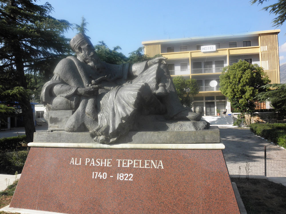 Ali Pasha Tepelena standbeeld