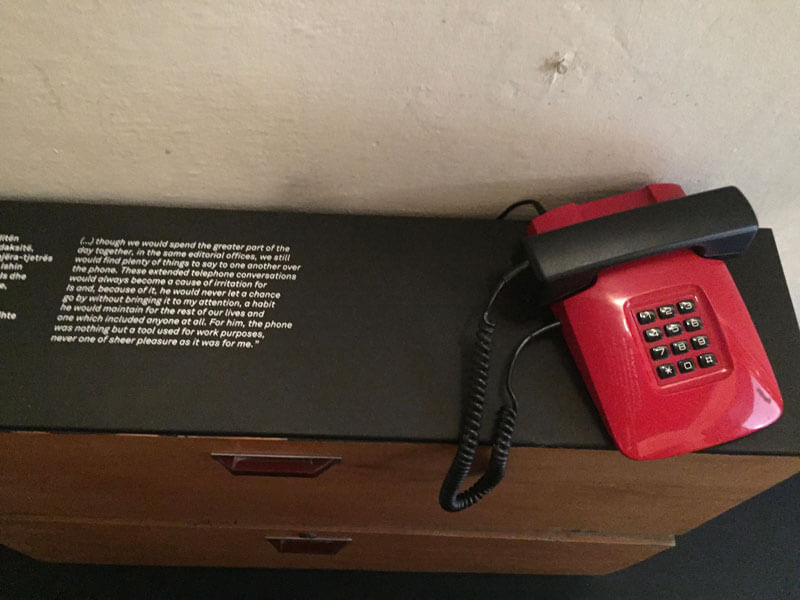 Rode telefoon in het huismuseum van Ismail Kadare in Tirana.