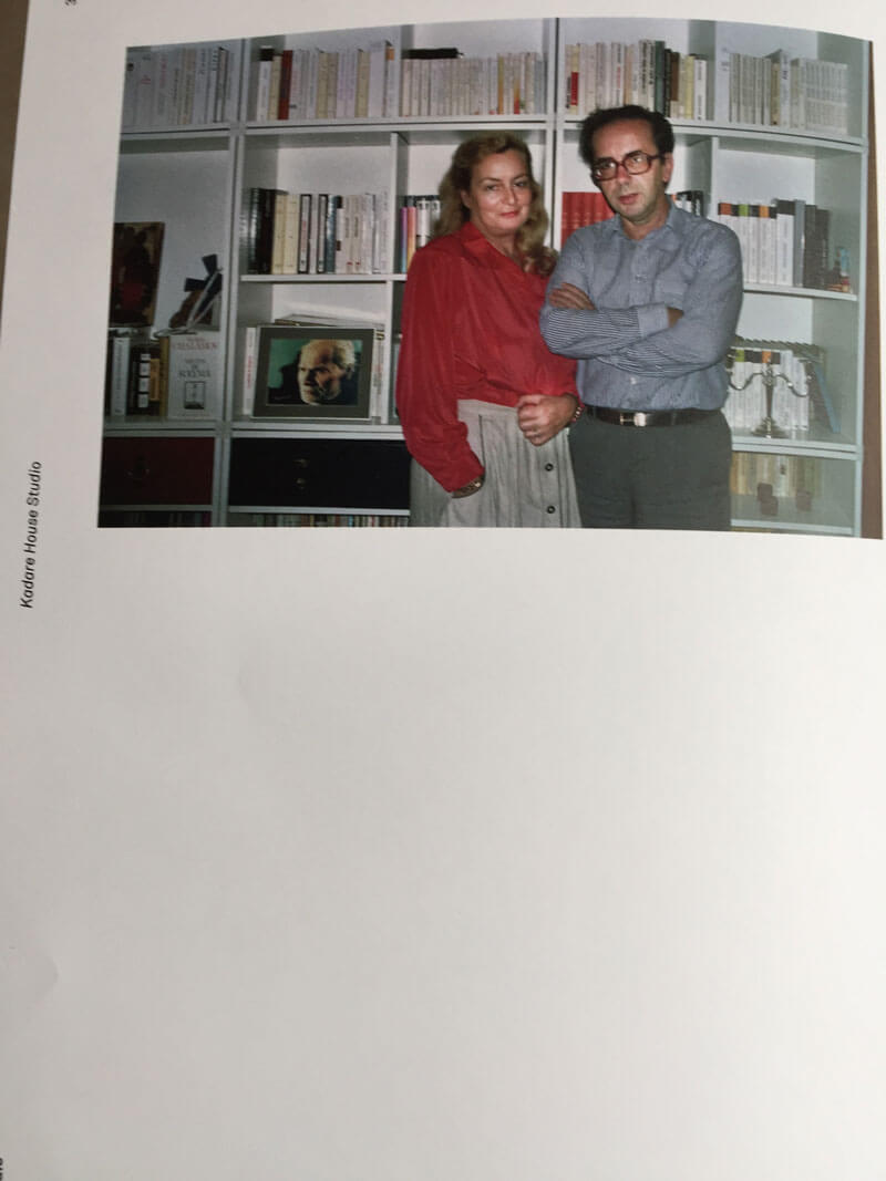 Elena Kadare en Ismail Kadare als echtpaar voor de boekenkast.