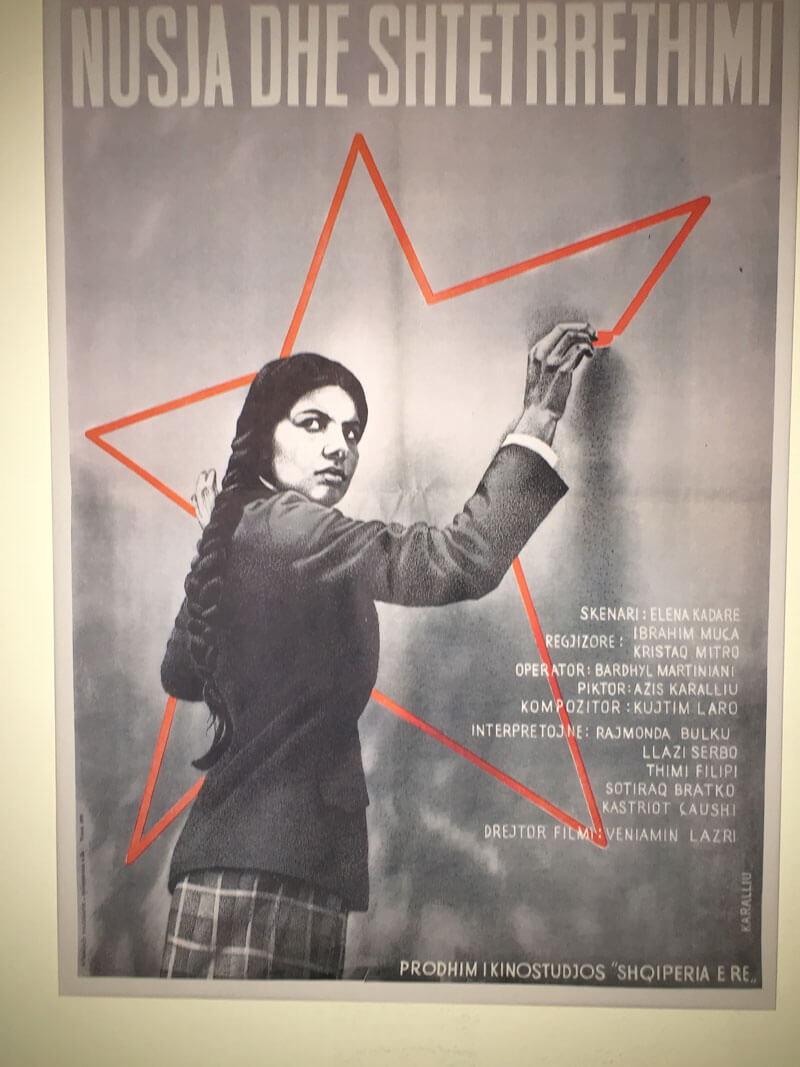 Poster van het film 'De bruid en het avondklok'. Vrouw tekent een ster.