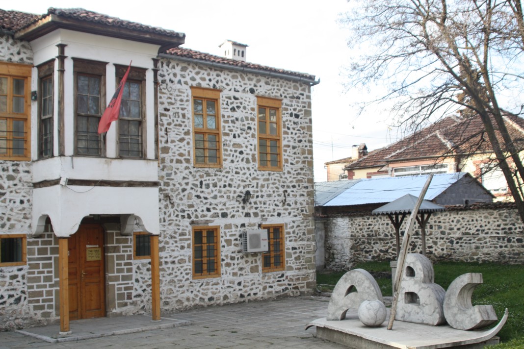 Korca-eerste- albanese school