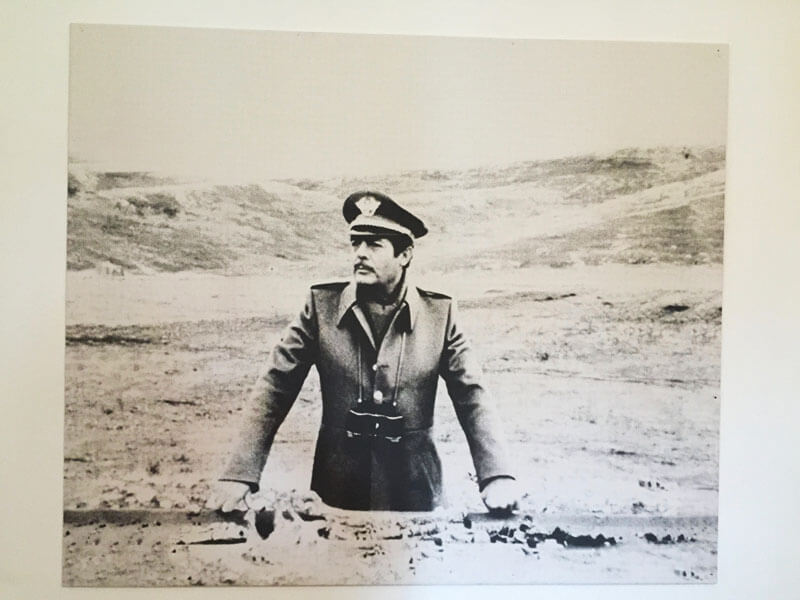 Foto van acteur Marcello Mastroanni gekleed als generaal.