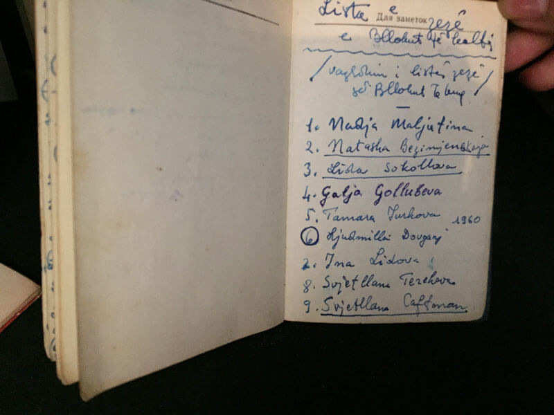 Notitieboekje met namen van veroveringen van Ismail Kadare in Moskou.